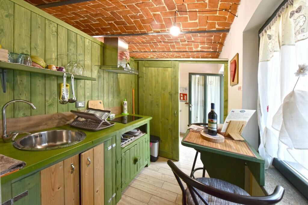 Suite estudio, patio, vista al patio | Cocina privada | Parrilla de estufa, cafetera de espresso y tetera eléctrica 