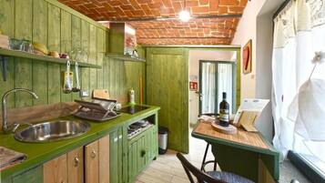 Suite estudio, patio, vista al patio | Cocina privada | Parrilla de estufa, cafetera de espresso y tetera eléctrica