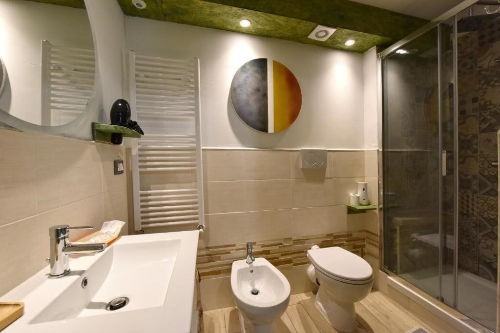 Suite monolocale, patio, vista cortile | Bagno | Asciugacapelli, bidet, asciugamani, sapone