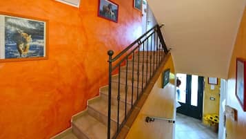 Apartamento, balcón, vistas al patio | Interior