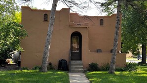 A building with a beige exterior, a central door, and steps leading up to it. - Spacious 4-bedroom house in perfect Marshall for your getaway (Marshall)