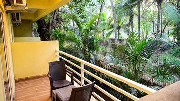 Deluxe Double Room, Garden View | Property grounds