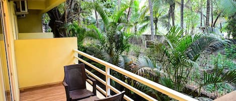 Deluxe Double Room, Garden View | Property grounds