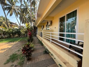 Deluxe Double Room, Garden View | Terrace/patio - Navratna Guest House (Morjim)