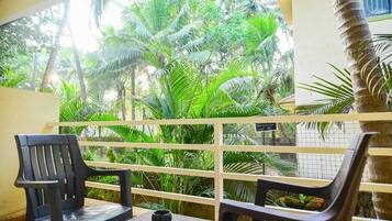 Deluxe Double Room, Garden View | Property grounds