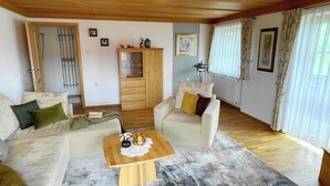A living room with a sofa set, a wooden coffee table, and a cabinet. - Vacation home Benedikt Füssen, Eschach FW2 (Füssen)
