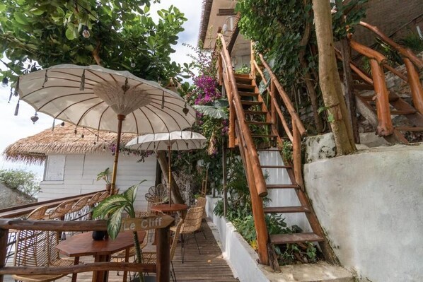 Outdoor dining - Dreamsea Uluwatu (Badung Regency)