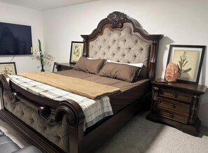 1 bedroom, iron/ironing board, WiFi, bed sheets - A home away from home. YEG retreat (Edmonton)
