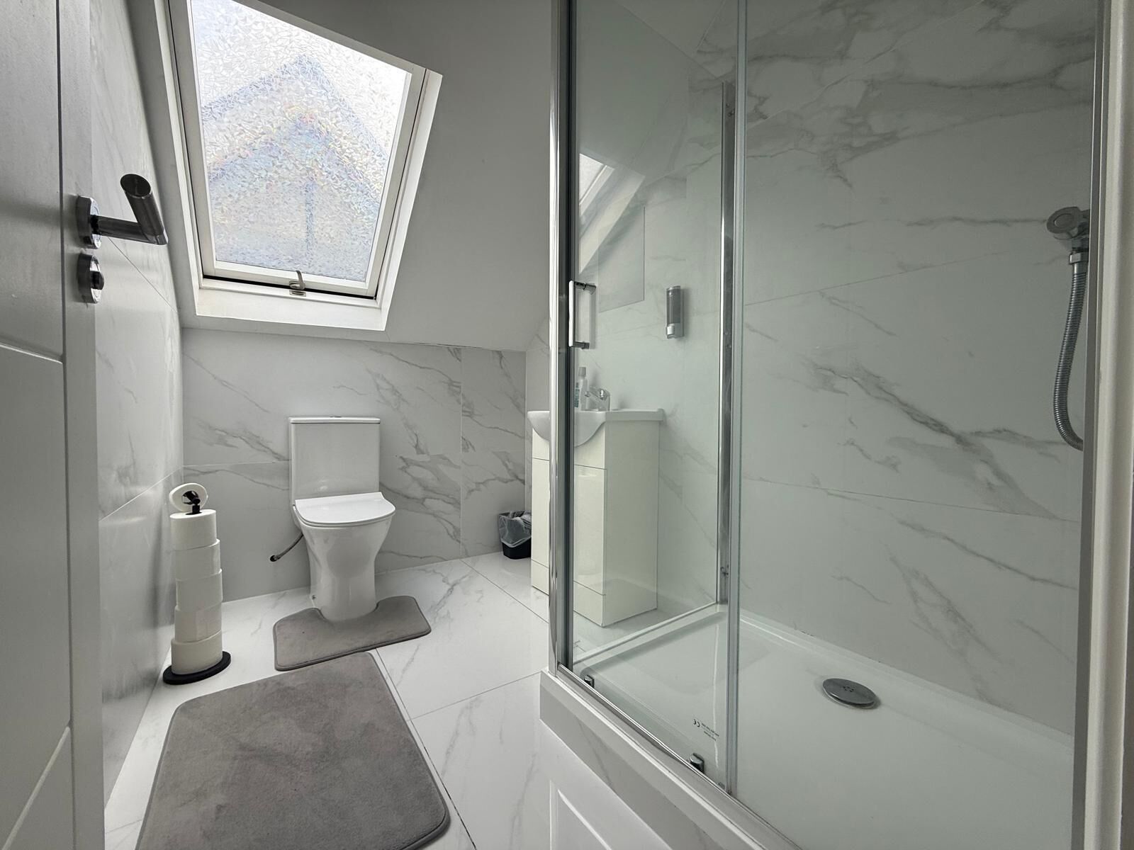 Regadera, toallas, jabón, papel de baño 