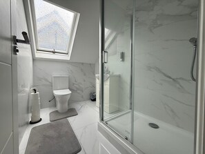 淋浴设施、毛巾、肥皂、卫生纸