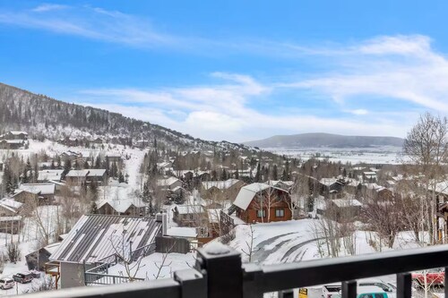 Alpine Edge, Top-Floor Ski Condo with Mountain Views adjacent to Ski Area