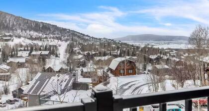 Alpine Edge, Top-Floor Ski Condo with Mountain Views adjacent to Ski Area
