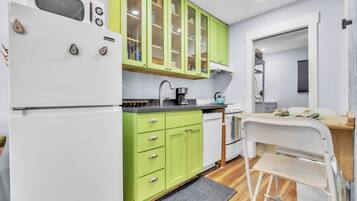 Een koelkast, een microgolfoven, een oven, een kookplaat