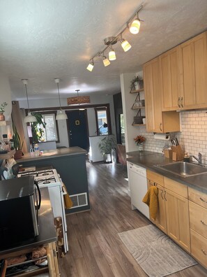 Private kitchen - Walkable Bungalow in Heart of 9th & 9th, Sugarhouse, Liberty Park, Salt Lake (Salt Lake City)