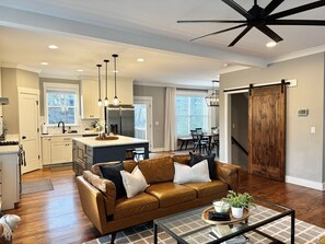 Smart TV, fireplace, books - Scenic Sky Retreat | EV Charger & Skyline Views (Chattanooga)