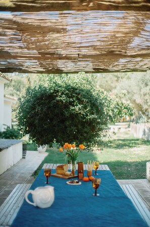 Outdoor dining - Casa Blanca - A peaceful interlude in a Catalan masia surrounded by nature (Sant Pere de Ribes)