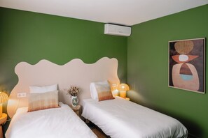 Travel cot, free WiFi, bed sheets - Casa Blanca - A peaceful interlude in a Catalan masia surrounded by nature (Sant Pere de Ribes)