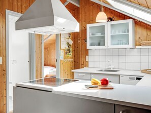 Kjøleskap, mikrobølgeovn, oppvaskmaskin og kjøkkenutstyr