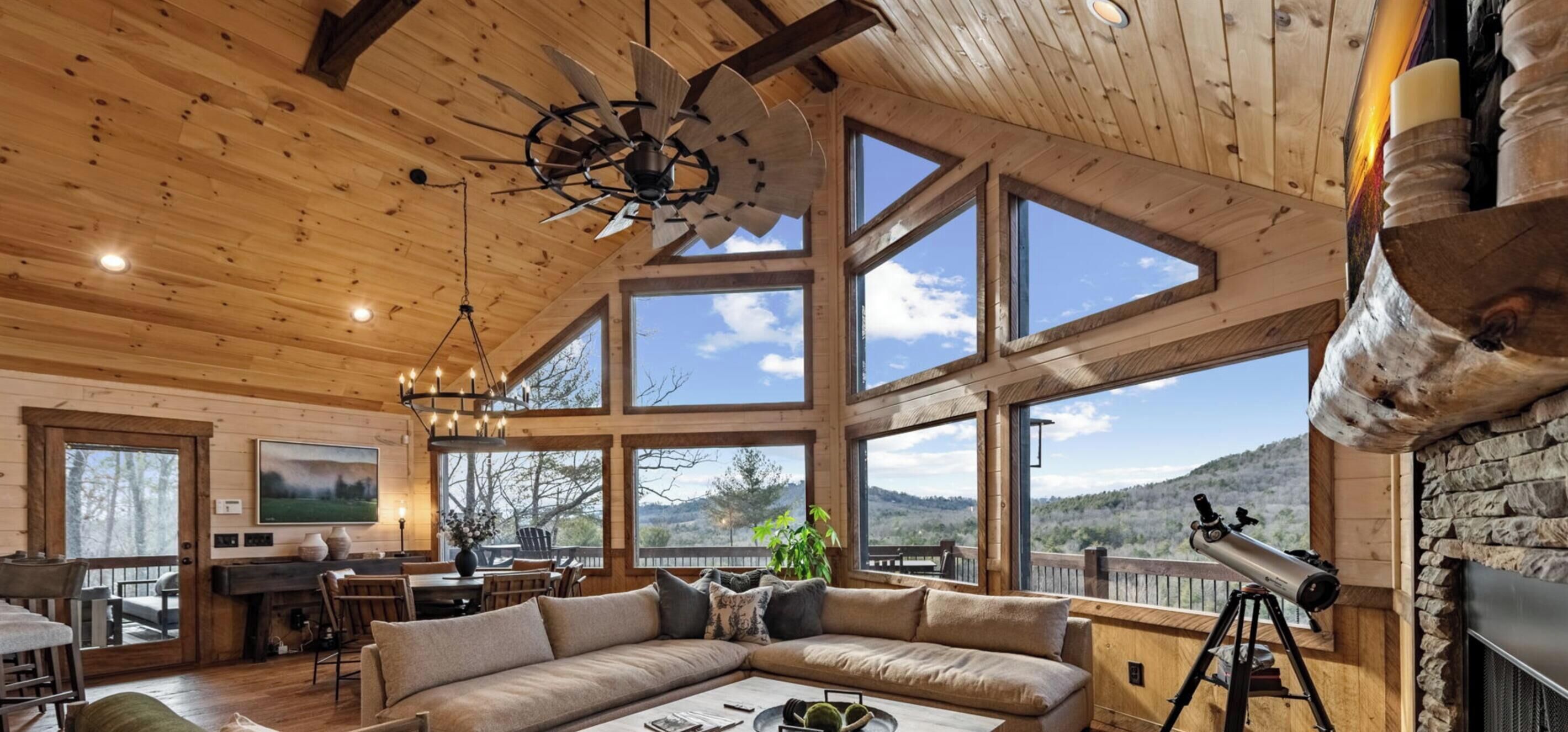 Smart-TV, Kamin, Bücher