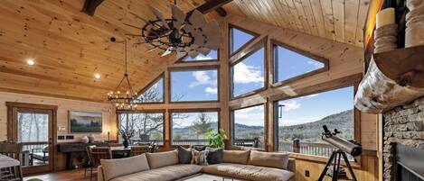 Smart-TV, Kamin, Bücher