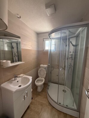 Shower, towels, soap, toilet paper - Apartman ZIS 1D (Opština Bar)