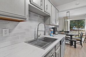 Condo, várias camas (Seascape Golf Villas 91B) | Cozinha privada