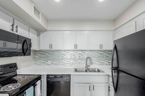 Fridge, microwave, oven, stovetop - Budget Stay by Lake• Long-Term•Fast Wi-Fi• Laundry (Tempe)