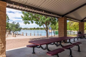 Outdoor dining - Budget Stay by Lake• Long-Term•Fast Wi-Fi• Laundry (Tempe)