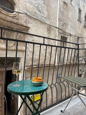Outdoor dining - Amazing 2-bedroom apartment in adorable Monopoli with AC (Monopoli)