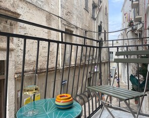 Outdoor dining - Amazing 2-bedroom apartment in adorable Monopoli with AC (Monopoli)