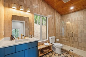 Shower, hair dryer, towels, shampoo - Cabin in Dahlonega - Timber and Stone - Ridgewalk - Mountain VIEW - Close to Wineries - Family and Private (Dahlonega)