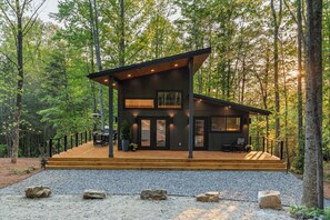 Terrace/patio - Cabin in Dahlonega - Timber and Stone - Gold Rush - Mountain Views & Close to Wineries - Family & Private (Dahlonega)