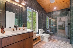 Shower, hair dryer, towels, shampoo - Mountain Retreat in Dahlonega - Timber and Stone - Private Property - 2 Family Cabins - Entire 13 Acres - Close to Wineries - Mountain Views (Dahlonega)