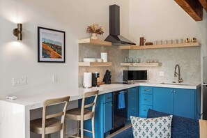 Kylskåp, mikrovågsugn, spishäll och diskmaskin