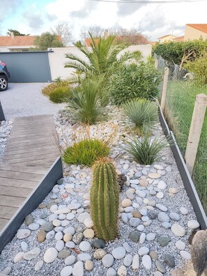 Property grounds - Self-contained studio near the ocean with private heated pool (Saint-Denis-d'Oléron)