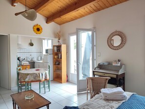 Desk, iron/ironing board, WiFi - Self-contained studio near the ocean with private heated pool (Saint-Denis-d'Oléron)