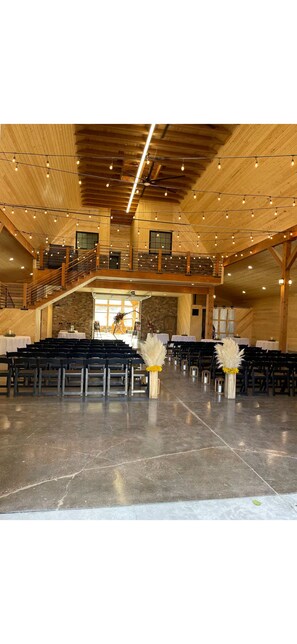 Banquet hall - Beautiful 3-bedroom barn in charming Kanarraville (Kanarraville)