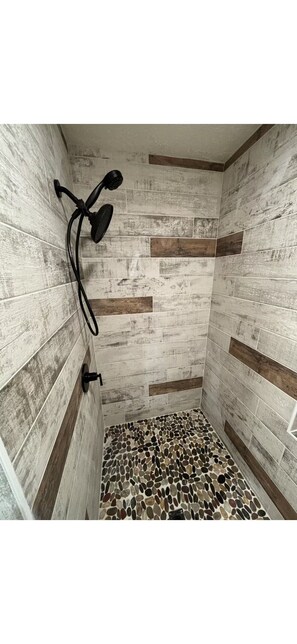 Shower, hair dryer, towels, soap - Beautiful 3-bedroom barn in charming Kanarraville (Kanarraville)