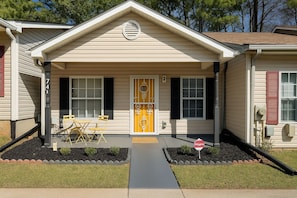 Exterior - 3BR Ranch Townhome 7 Minutes from ATL Airport Sleeps 6 Modern & Fully Furnished (Atlanta)