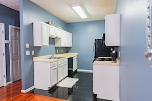 Fridge, microwave, oven, stovetop - 3BR Ranch Townhome 7 Minutes from ATL Airport Sleeps 6 Modern & Fully Furnished (Atlanta)