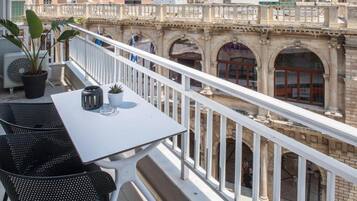 Appartement, balcon, vue ville | Restauration extérieure