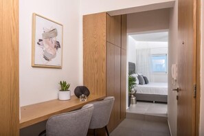 Deluxe suite, balkon, uitzicht op de stad | Een kluis op de kamer, geluiddichte muren, een strijkplank/strijkijzer