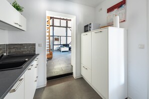 Réfrigérateur, four à micro-ondes, un four, surface de cuisson