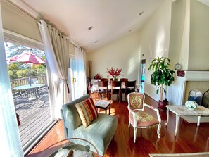 Smart TV - Cozy 5-bedroom home with Stunning Views in Prestigious Glendale hills (Glendale)