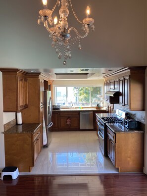 Private kitchen - Cozy 5-bedroom home with Stunning Views in Prestigious Glendale hills (Glendale)