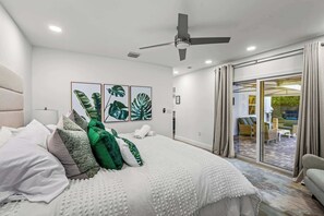 4 habitaciones, escritorio y tabla de planchar con plancha