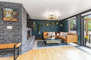 Televisión y chimenea 