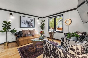 Televisión y chimenea 