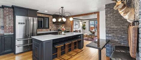 Réfrigérateur, micro-ondes, four, plaque de cuisson