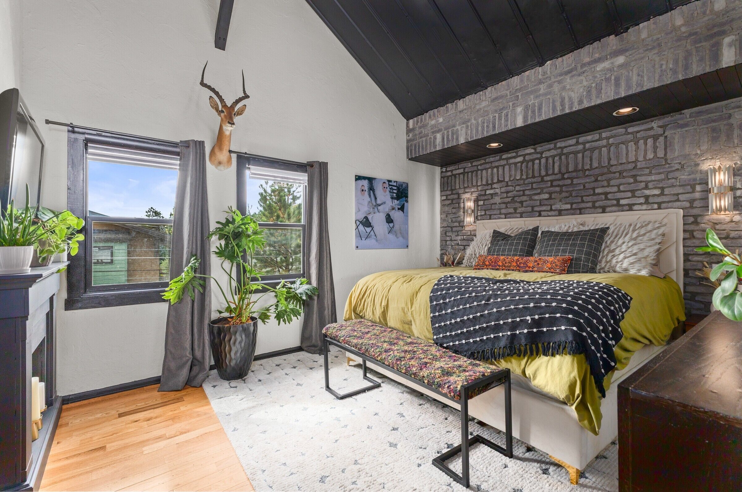 4 bedrooms, iron/ironing board, travel crib, free WiFi